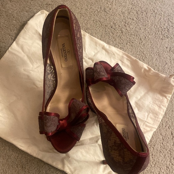 Stunning lace Valentino satin heels - Picture 1 of 7